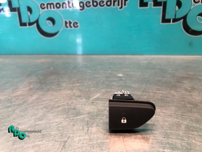 Commutateur verrouillage central des portes d'un Renault Cli, Autos : Pièces & Accessoires, Autres pièces automobiles, Renault