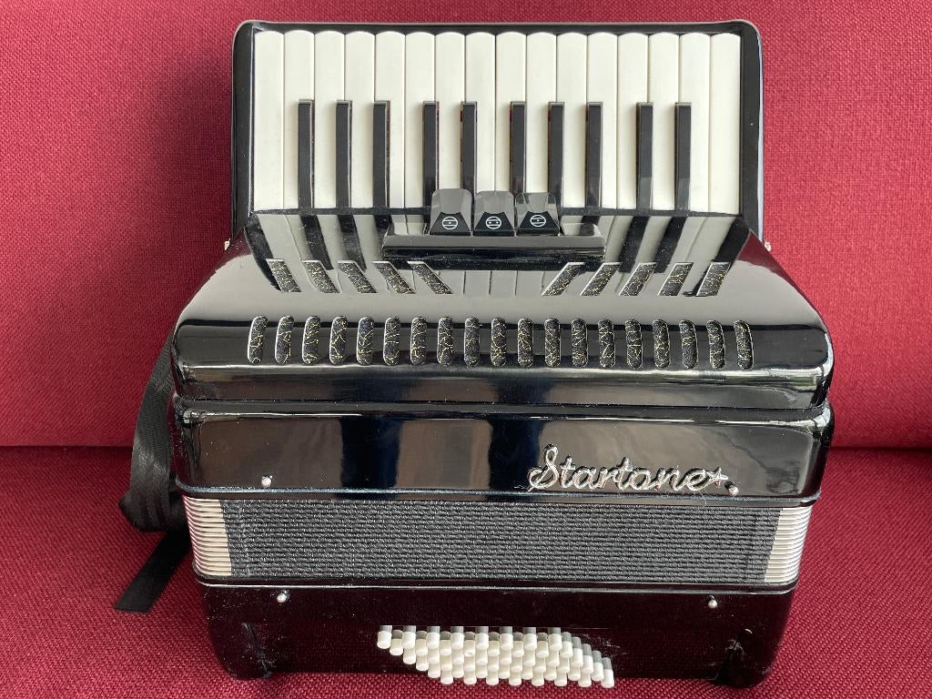 Nieuwe Startone accordeon . 48 bas .Licht ., Muziek en Instrumenten, Accordeons, Nieuw, Toetsaccordeon, 48-bas, Met koffer, Met riemen