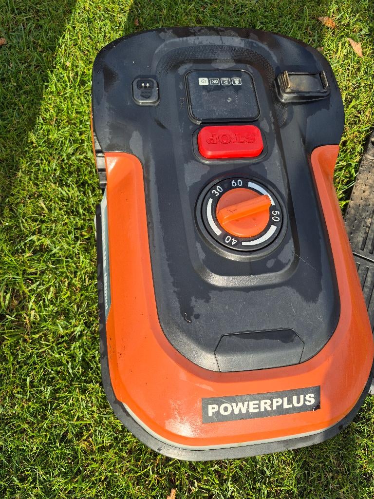 Robotmaaier: Powerplus Dual Power POWDPGRMS1 600m² + lader, Tuin en Terras, Robotmaaiers, Gebruikt, 20 tot 25 cm, Met regensensor