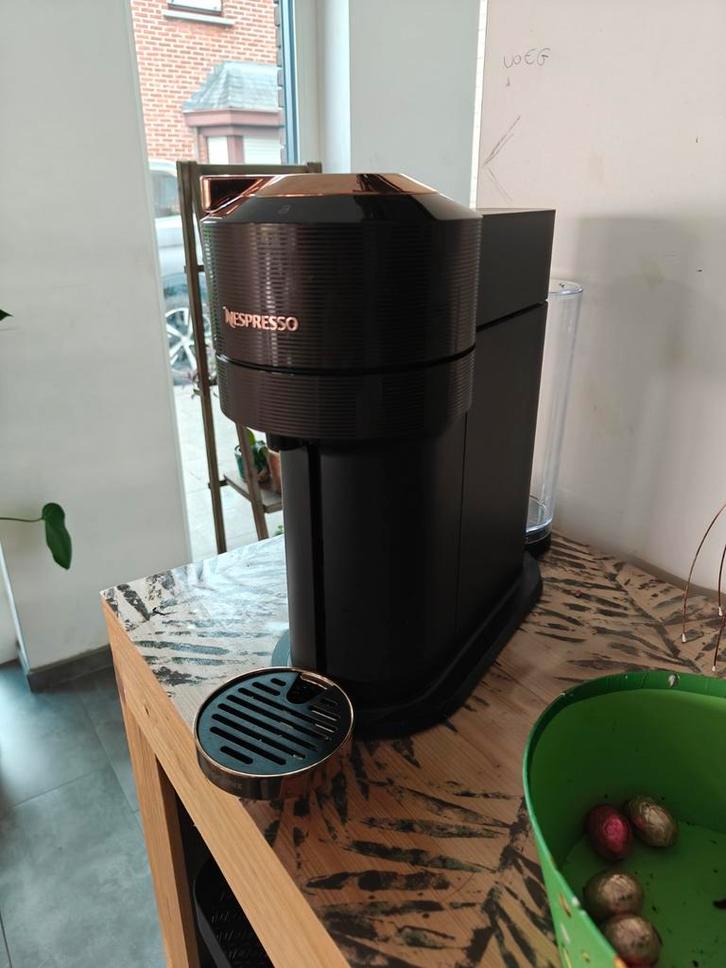 Machine à café Nespresso Vertuo. Bon état. + Stock de gobele, Jardin & Terrasse, Barils de pluie, Enlèvement