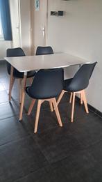 Table avec quatre chaises, Enlèvement