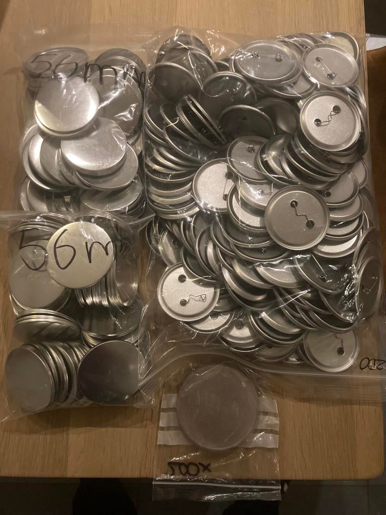 Buttons. Nieuw, Hobby en Vrije tijd, Knutselen, Zo goed als nieuw, Machine, Ophalen