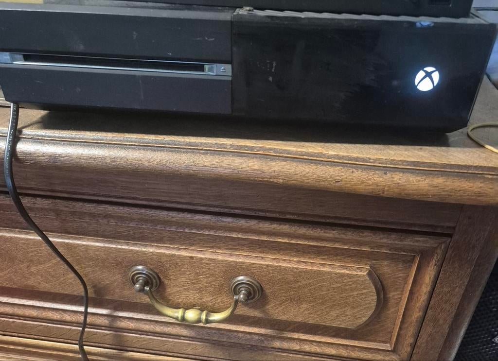 A vendre xbox one deux jeux manette, Neuf, 500 GB, Avec 1 manette, Xbox One