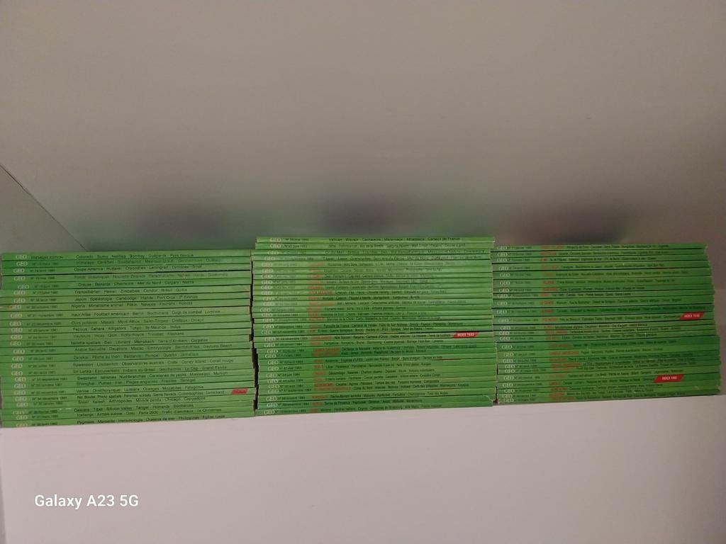 Lot de 79 revues GEO de 1980 à 1987, Enlèvement