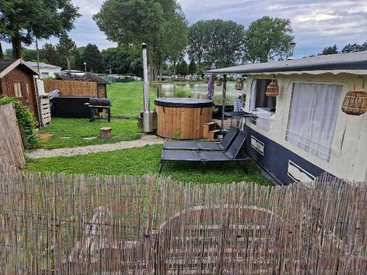 caravane résidentielle sur emplacement de rêve, Caravans en Kamperen, Caravans, Particulier, tot en met 4, 2 aparte bedden, Frans bed
