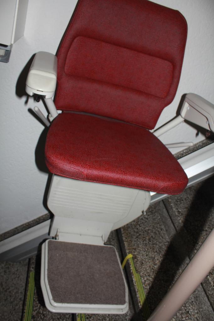 STANNAH TRAPLIFTJE, 18 treden in rechte lijn, Ophalen, Gebruikt