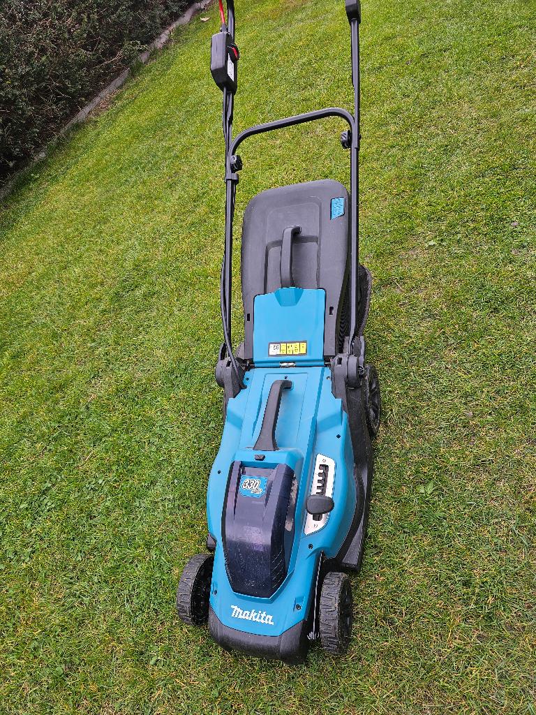 Makita DLM330Z 18V Li-Ion accu grasmaaier body - 33cm, Tuin en Terras, Ophalen, Makkita