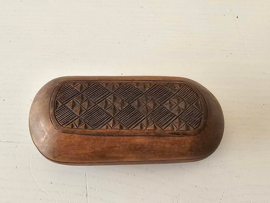 Boîte ovale africaine signée, Enlèvement ou Envoi