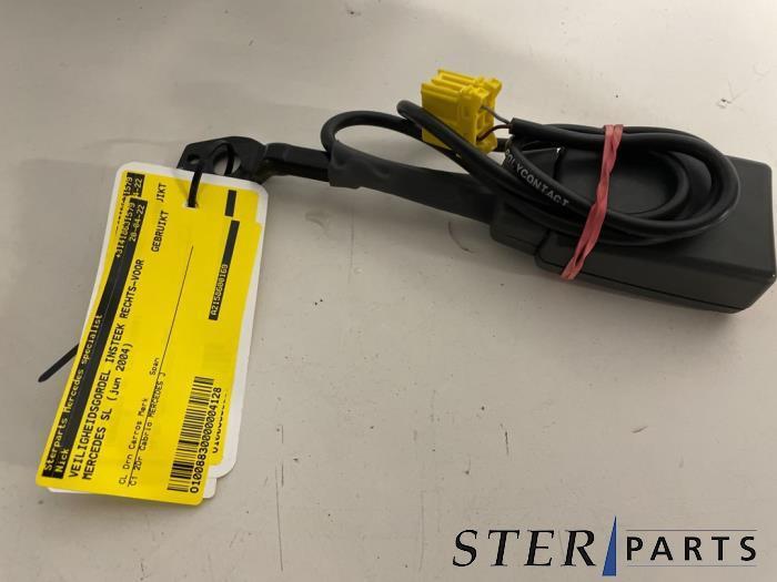 Insertion ceinture de sécurité avant droite d'un Mercedes, Autos : Pièces & Accessoires, Habitacle & Garnissage, Mercedes-Benz