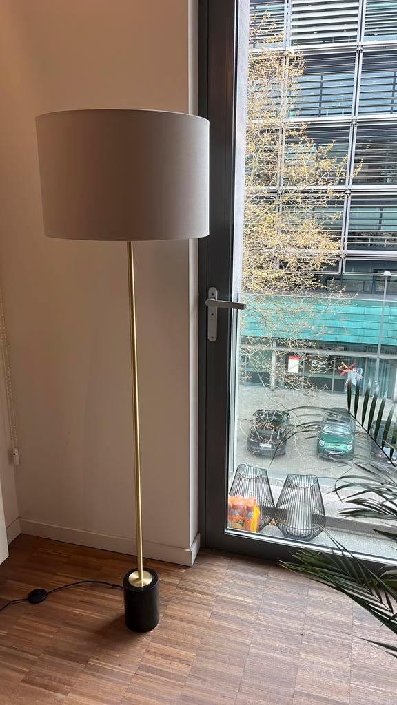 Moderne staande lamp messing met kap – sfeervol, Maison & Meubles, Lampes | Lampadaires, Comme neuf, Enlèvement