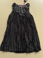 Ongedr dubbellaags plooijurk Yumi met opvallend decolleté, Kleding | Dames, Jurken, Maat 38/40 (M), Verzenden, Zwart, Nieuw