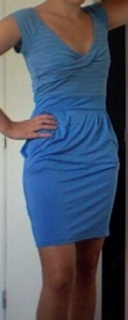 Blauwe aansluitende jurk met strepen (maat XS/S) NIEUW, Vêtements | Femmes, Robes, Neuf, Taille 36 (S), Bleu, Au-dessus du genou