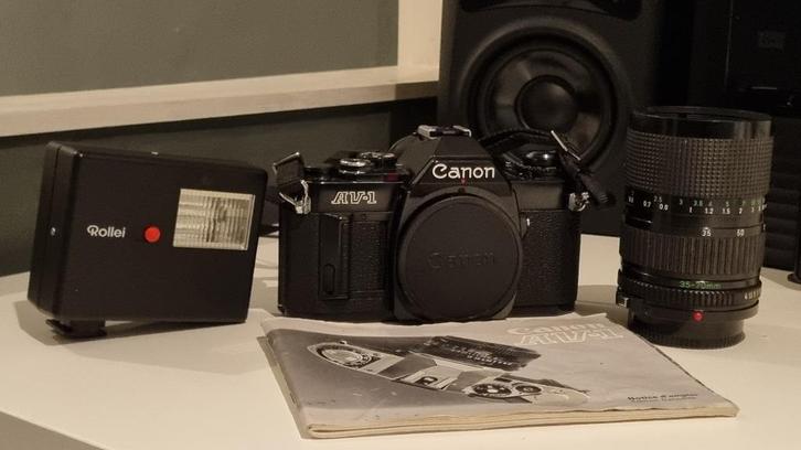 Canon AV-1 zwart + FD 35-70mm f4 + flitser => 99€, Audio, Tv en Foto, Fotocamera's Analoog, Zo goed als nieuw, Spiegelreflex, Canon
