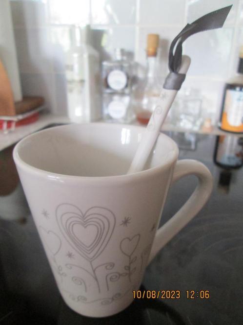 Mug avec cœur et cuillère, Huis en Inrichting, Keuken | Servies, Nieuw, Kop(pen) en/of Schotel(s), Effen, Porselein, Ophalen of Verzenden