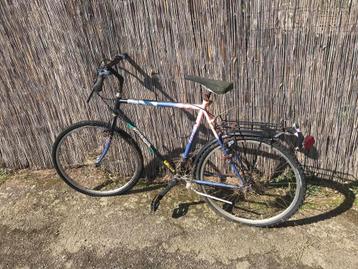 Een lot oude fietsen voor opmaak  beschikbaar voor biedingen