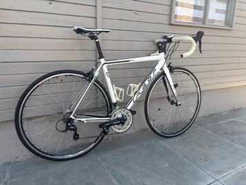 Koers fiets in perfecte staat, topfiets beschikbaar voor biedingen