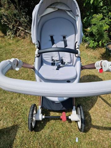Roterende trio-kinderwagen  beschikbaar voor biedingen