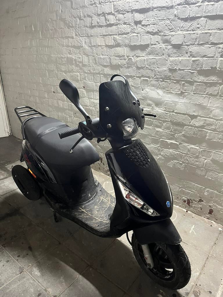 Zip iGet 10/2024 | 9400 km | Excellent état | Extras, Vélos & Vélomoteurs, Scooters | Piaggio, Comme neuf, Zip, Classe A (25 km/h)