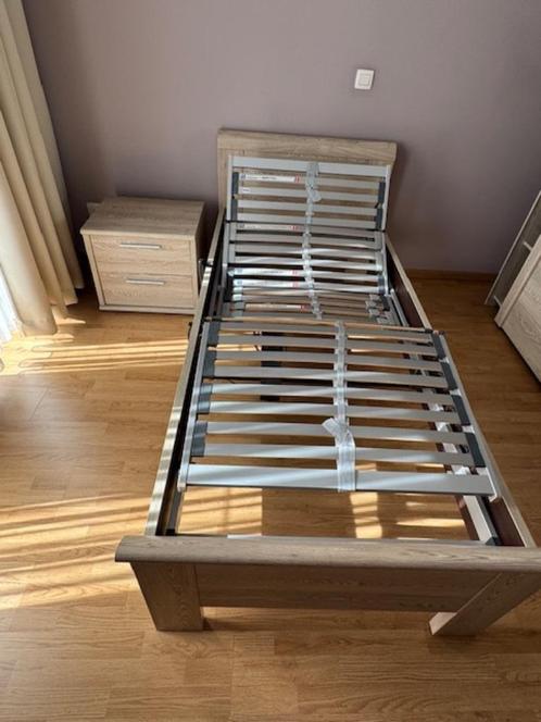Eénpersoonsbed met nachtkastje en electrische lattenbodem, Huis en Inrichting, Slaapkamer | Bedden, Zo goed als nieuw, Eenpersoons