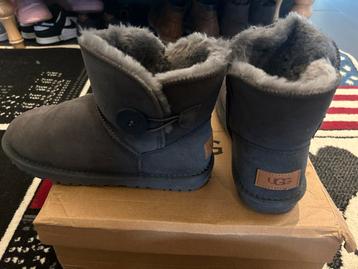Grijze uggs 38, Kleding | Dames, Schoenen, Ophalen of Verzenden, Zo goed als nieuw