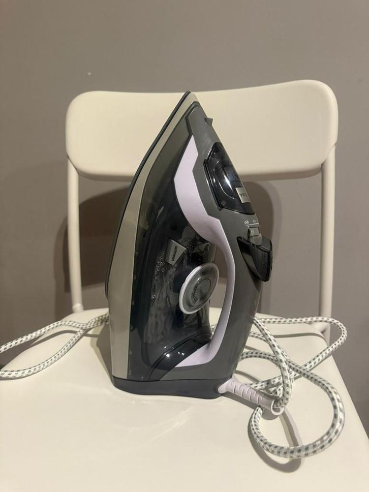 Steam Iron – Techno Ceramic Soleplate - Never Used, Elektronische apparatuur, Strijkijzers en Strijkplanken, Zo goed als nieuw