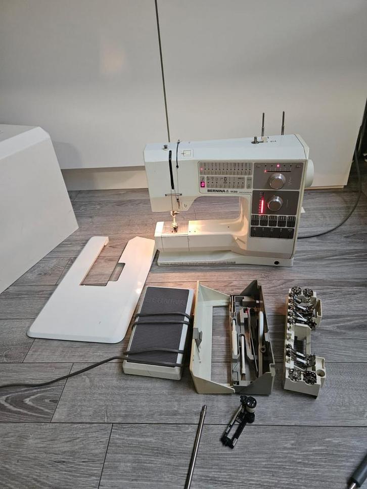 Bernina 1130 Naaimachine Werkt Uitstekend, Hobby & Loisirs créatifs, Machines à coudre & Accessoires, Comme neuf, Machine à coudre