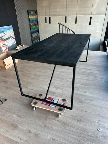 Zwarte tafel met massief bovenblad. In zeer goede staat. beschikbaar voor biedingen