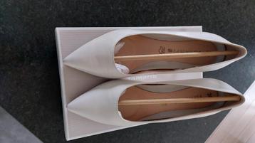 Witte schoenen met hak maat 39 beschikbaar voor biedingen