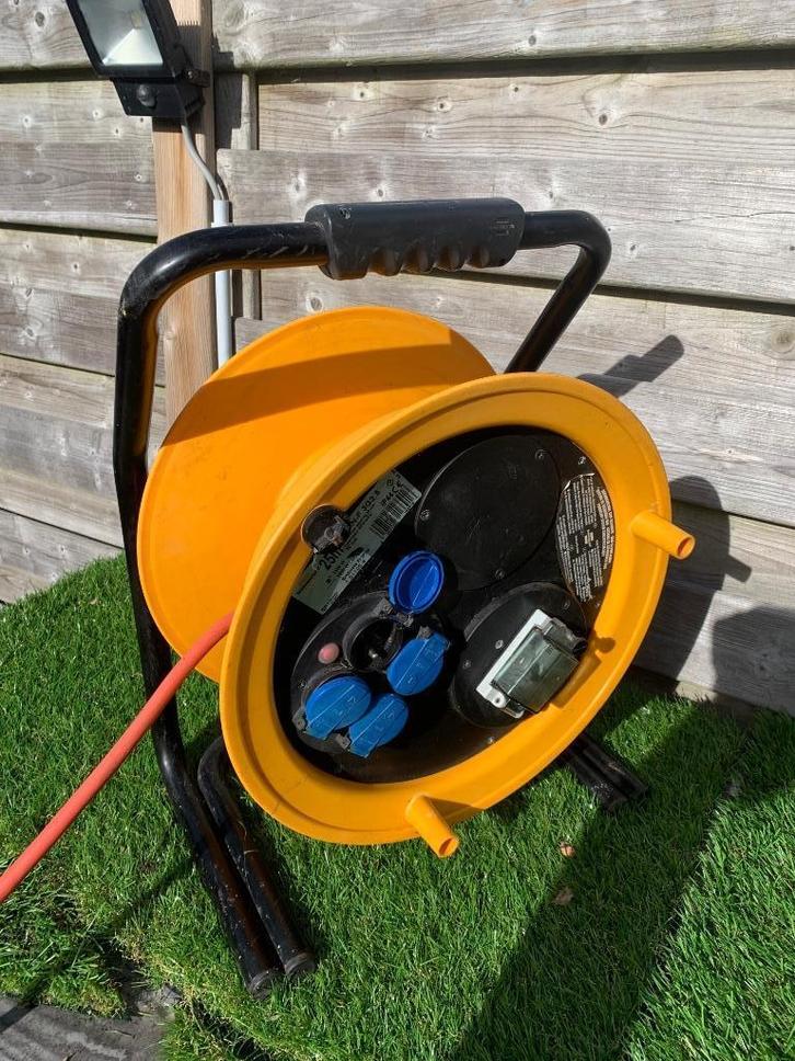 Kabelhaspel - 25m met differentiaal 30mA, Doe-het-zelf en Bouw, Elektriciteit en Kabels, Gebruikt, Kabel of Snoer, Ophalen