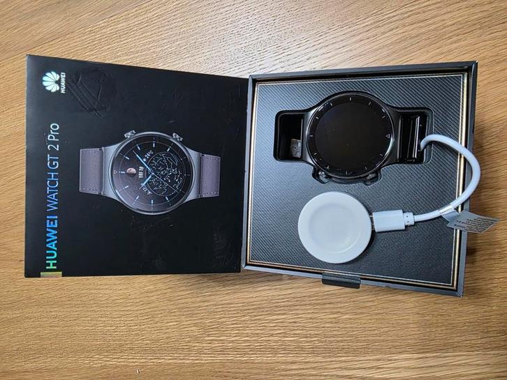 Huawei Watch GT 2 Pro – Zo goed als nieuw + Titanium bandje, Handtassen en Accessoires, Smartwatches, Zo goed als nieuw, Android