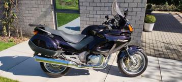 Moto Honda Deauville 650cc 1998 69651km + accessoires!