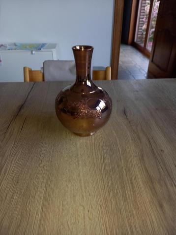 Vergulde vaas in aardewerk