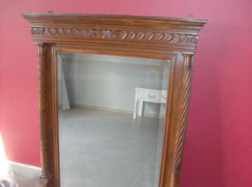 Vintage spiegel met oud verweerd en geslepen spiegelglas beschikbaar voor biedingen