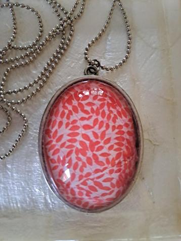 ketting rood beschikbaar voor biedingen