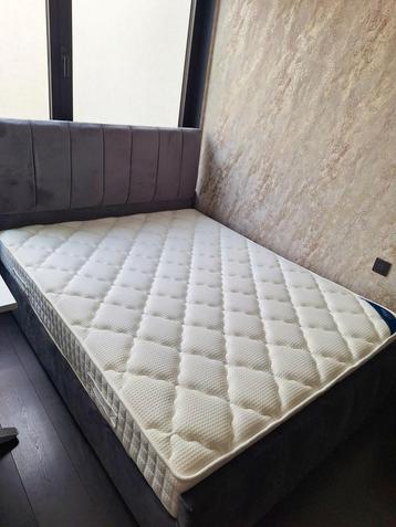 Lit et matelas comme neufs 160 x 200 cm disponible aux enchères