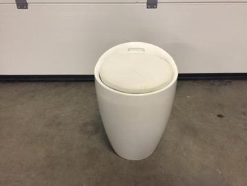 (107) Ronde kleine poef met opbergruimte beschikbaar voor biedingen