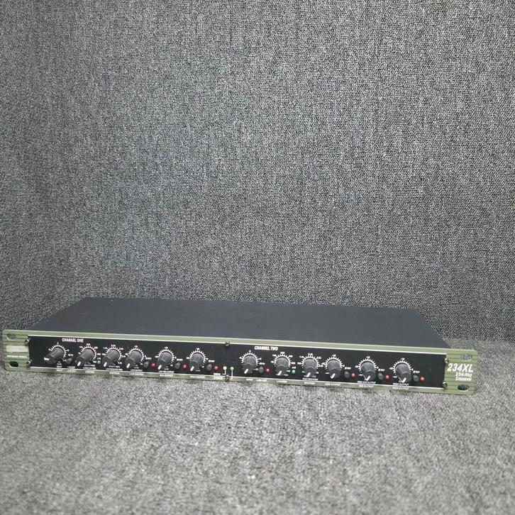 CROSSOVER   2 inputs  6 outputs, Audio, Tv en Foto, Luidsprekerboxen, Zo goed als nieuw, Ophalen of Verzenden