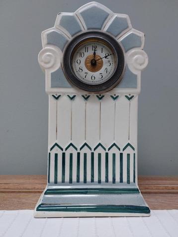 Antieke klok in faience beschikbaar voor biedingen