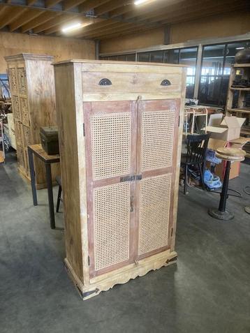 Belle armoire avec sangles et tiroir Nouveau