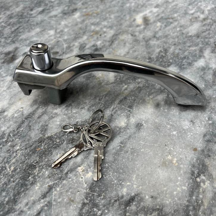 VW Kever 1966-1967 deurgreep 2 originele sleutels chroom, Auto diversen, Auto-accessoires, Gebruikt, Verzenden