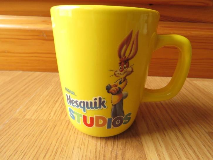 mug tasse Nesquik studios, Huis en Inrichting, Keuken | Servies, Zo goed als nieuw, Kop(pen) en/of Schotel(s), Ophalen of Verzenden