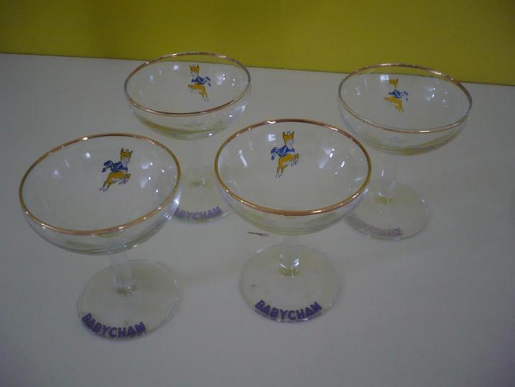 4 vintage babycham glaasjes / coupjes, Collections, Verres & Petits Verres, Utilisé, Autres types, Enlèvement ou Envoi