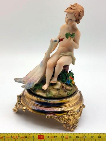 Putto en porcelaine viennoise avec oie sur base, Enlèvement ou Envoi