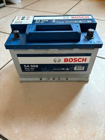 2 autobatterijen, 1 van 74ah en 1 van 44ah beschikbaar voor biedingen