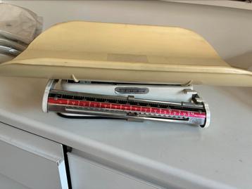 Baby- of keukenweegschaal met 4 reservebakjes beschikbaar voor biedingen