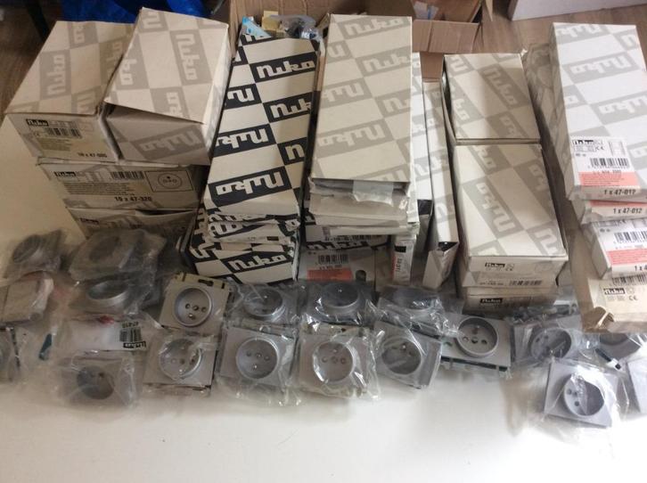 Niko Da-Vinci Sterling meer dan 120 stuks, Doe-het-zelf en Bouw, Elektriciteit en Kabels, Nieuw, Stekker, Ophalen of Verzenden