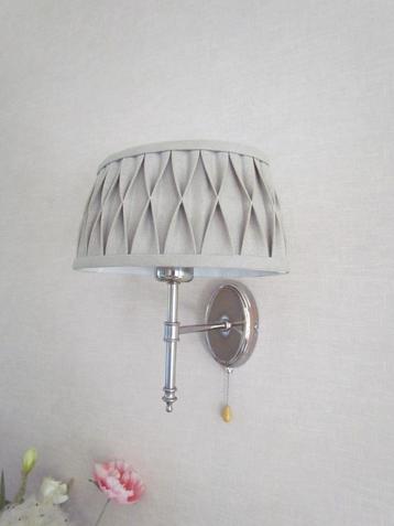 Rustiek muurlampje beschikbaar voor biedingen