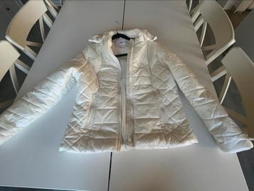 Mooie witte winterjas met capuchon beschikbaar voor biedingen