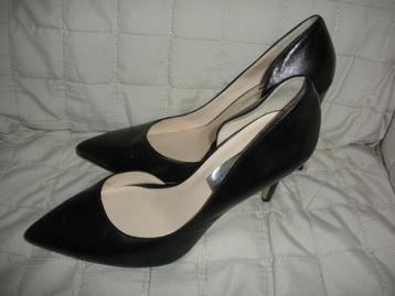 Paire de chaussures à hauts talons. beschikbaar voor biedingen