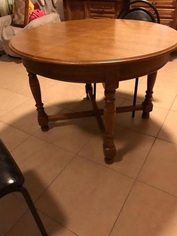 ronde tafel beschikbaar voor biedingen